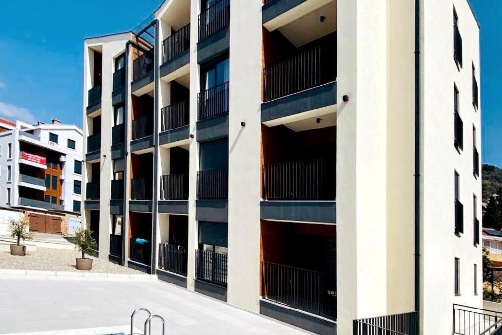 New! Stylish 2 Bedroom Condo With View & Pool Tivat Eksteriør bilde